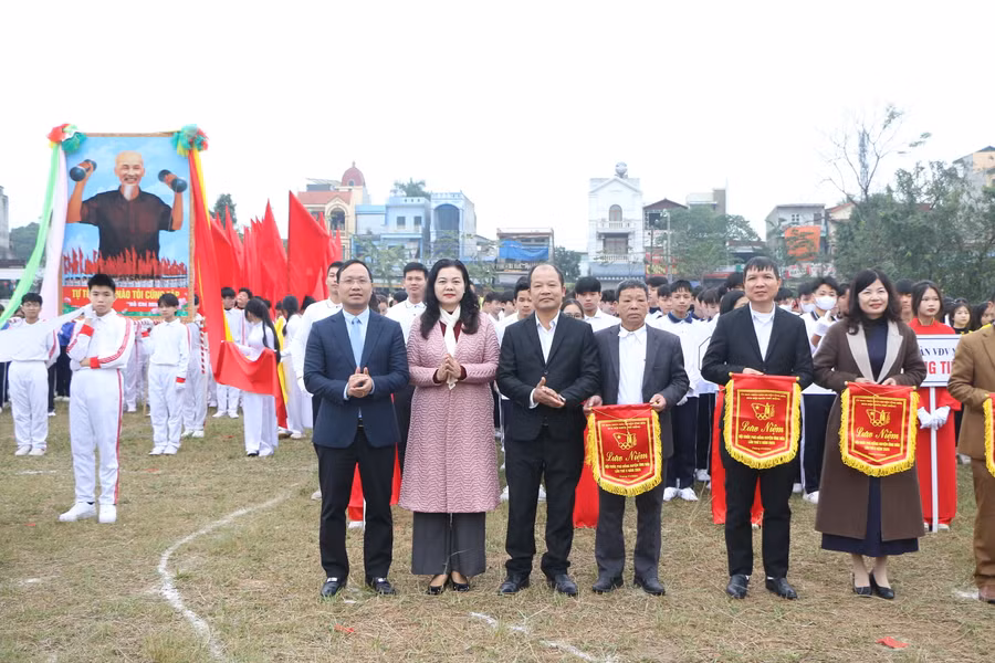 Các đại biểu khách mời trao cờ lưu niệm cho đại diện các đơn vị tham gia.