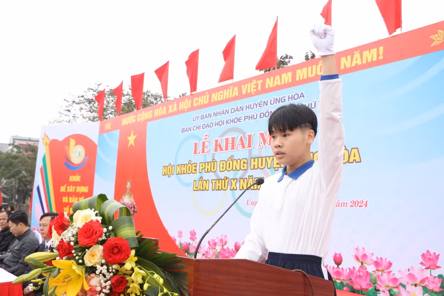 Em Dương Anh Đức thay mặt cho các vận động viên tham gia giải lên đọc lời hứa.