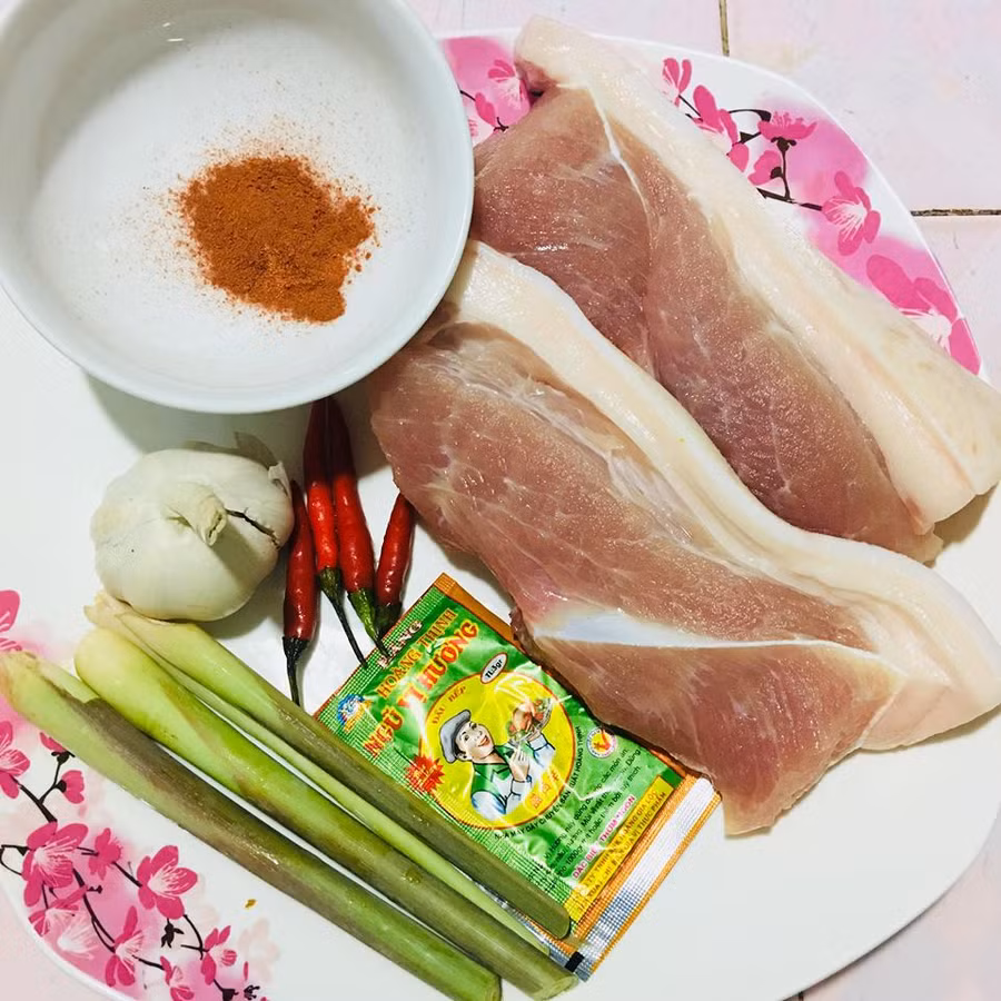 nang nong dinh diem, ba noi tro dua nhau lam thit heo mot nang hinh anh 1
