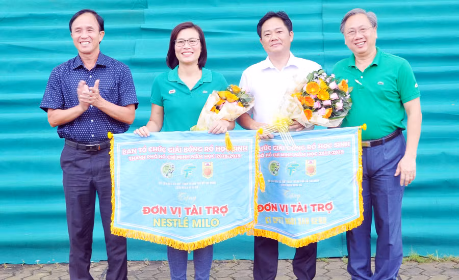 Đại diện Công ty Nestlé Việt Nam nhận cờ lưu niệm từ Ban tổ chức