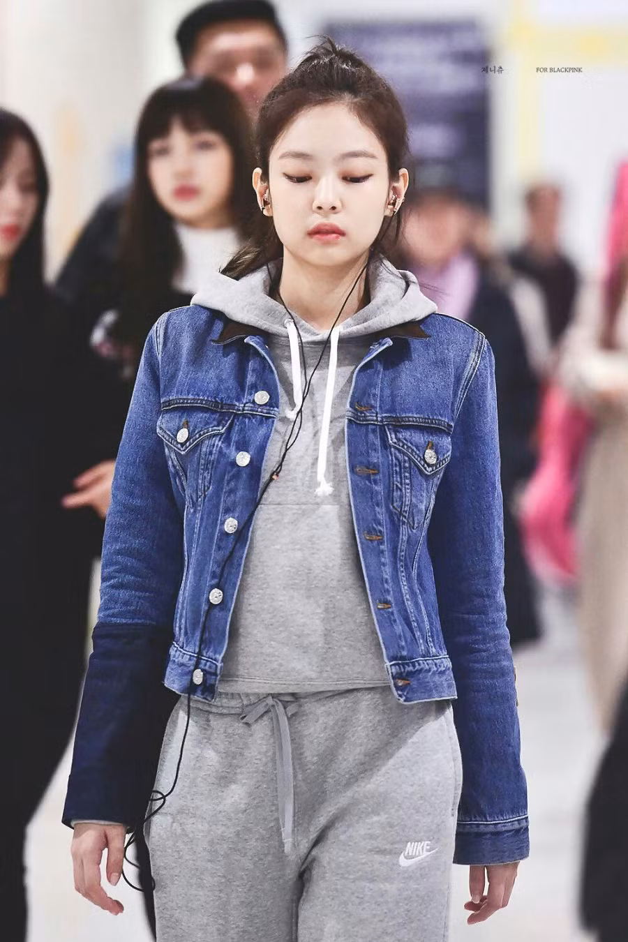 Hay layout này cô nàng kết hợp fullset một bộ đồ nỉ thể thao cùng denim