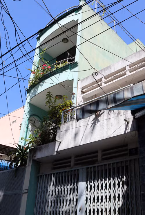Ngôi nhà của ông Quân Anh (nhà cao, màu xanh ở giữa) - Ảnh: G.Minh Ngôi nhà của ông Quân Anh (nhà cao, màu xanh ở giữa) - Ảnh: G.Minh