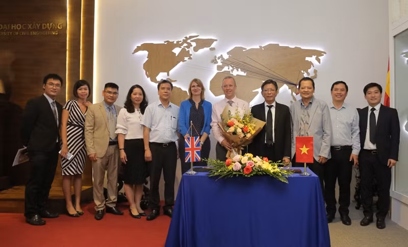 Các đại biểu chụp ảnh lưu niệm tại sự kiện.