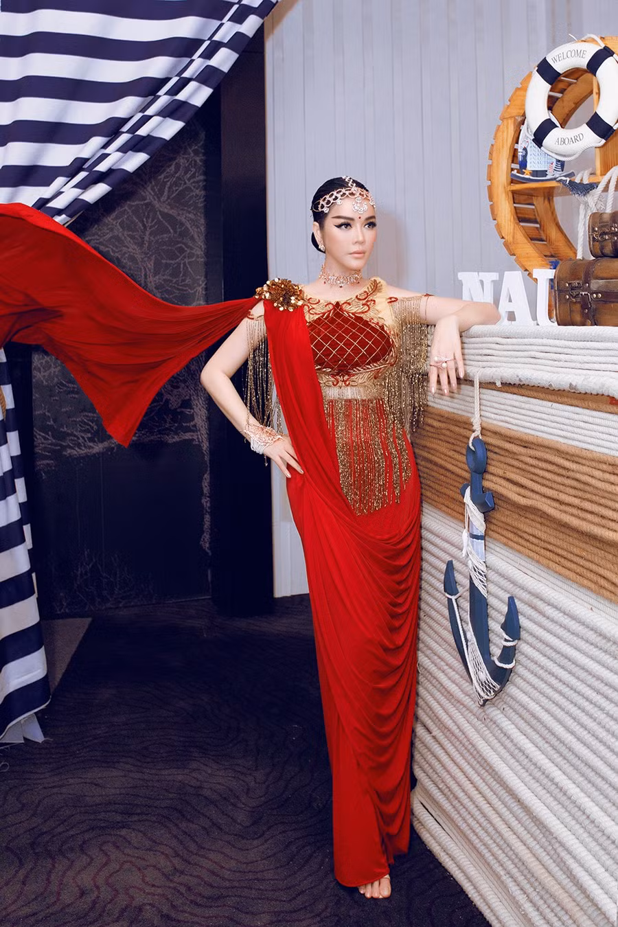 Chiêm ngưỡng 4 bộ đầm dát vàng lộng lẫy của Lý Nhã Kỳ tại tiệc sinh nhật tỷ phú kim cương ảnh 17