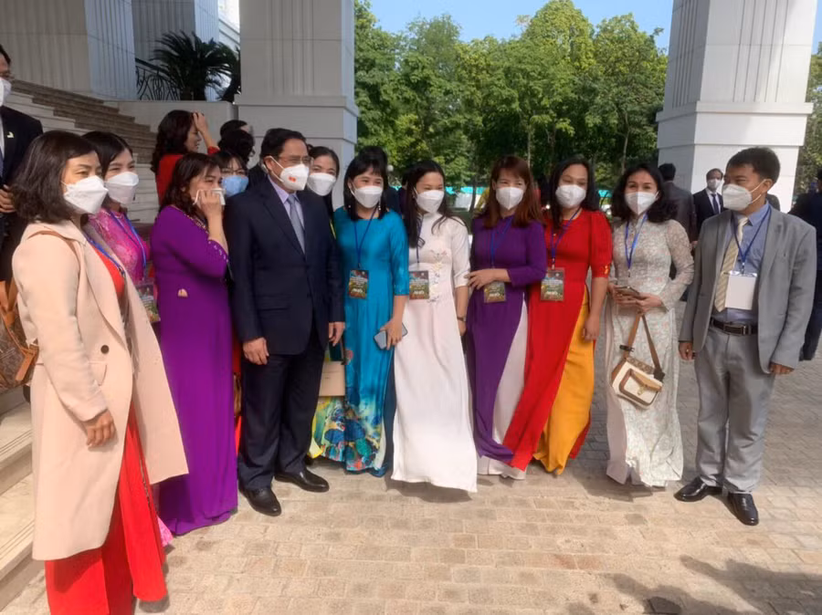 Các nhà giáo vui mừng được diện kiến Thủ tướng Chính phủ Phạm Minh Chính.
