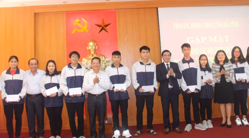 Lãnh đạo tỉnh, Sở GD&ĐT chúc mừng các em trong đội tuyển dự thi.