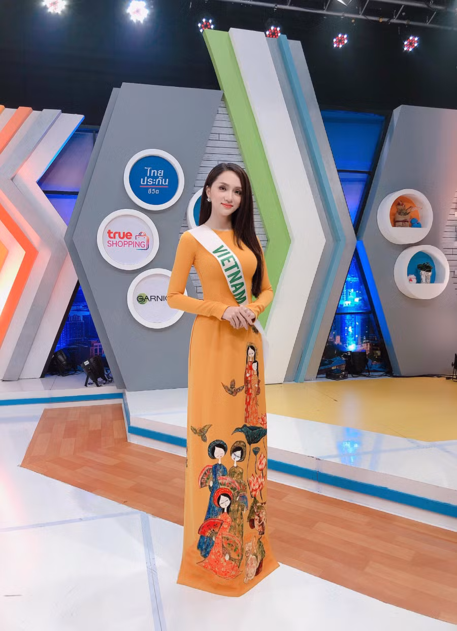 Diện áo dài, Hương Giang nổi bật trong buổi ghi hình tại Thái Lan