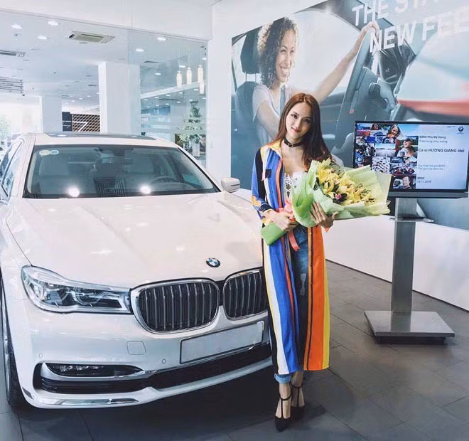 Sau khi mua nhà, mỗi năm Hương Giang lại tậu một chiếc xe hơi mới. 