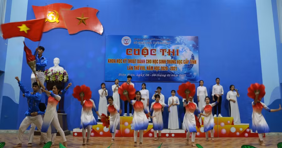 Tiết mục văn nghệ do học sinh các trường biểu diễn