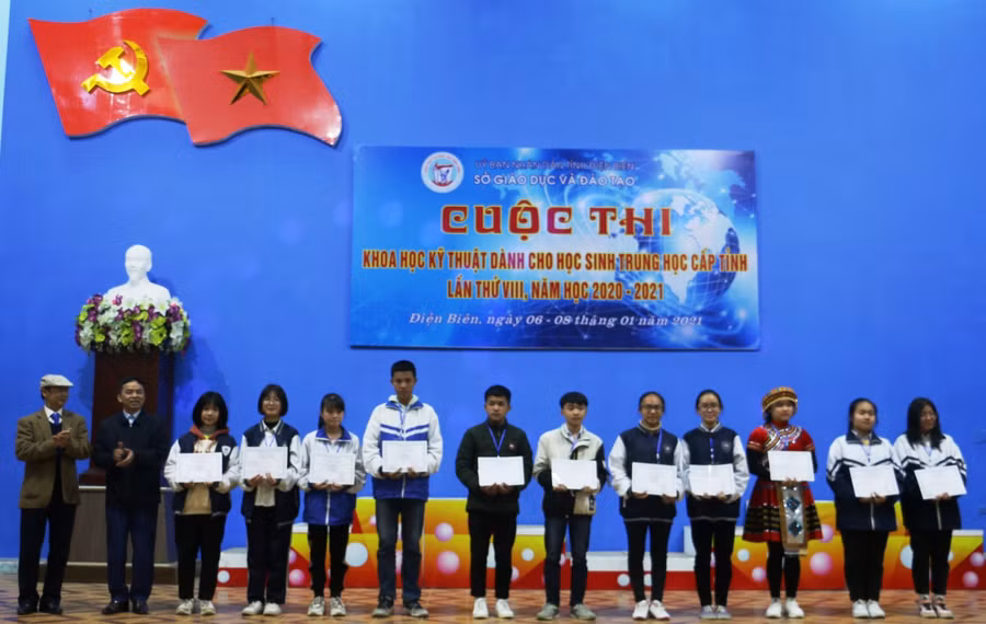 Ban tổ chức trao thưởng cho những dự án xuất sắc