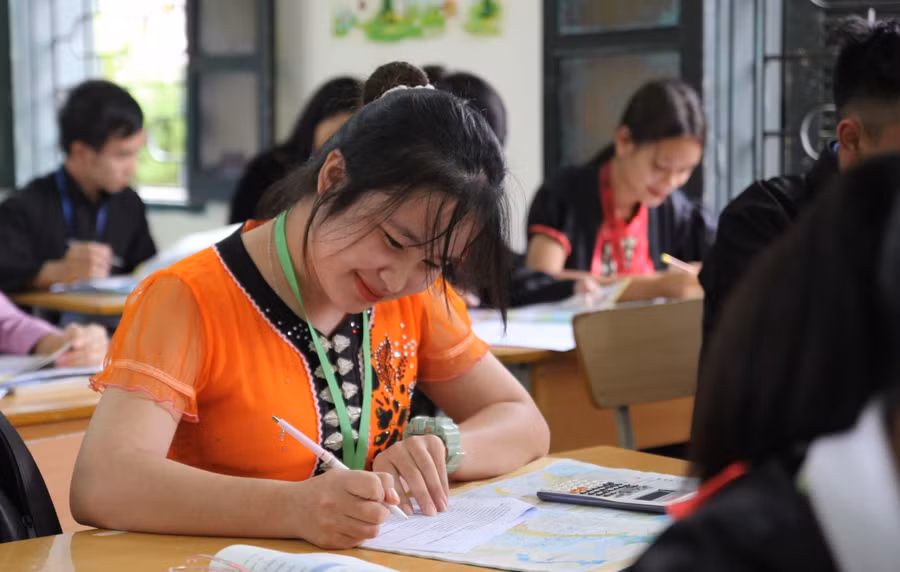 Học sinh trường Dân tộc Nội trú tỉnh Điện Biên hăng say học bài