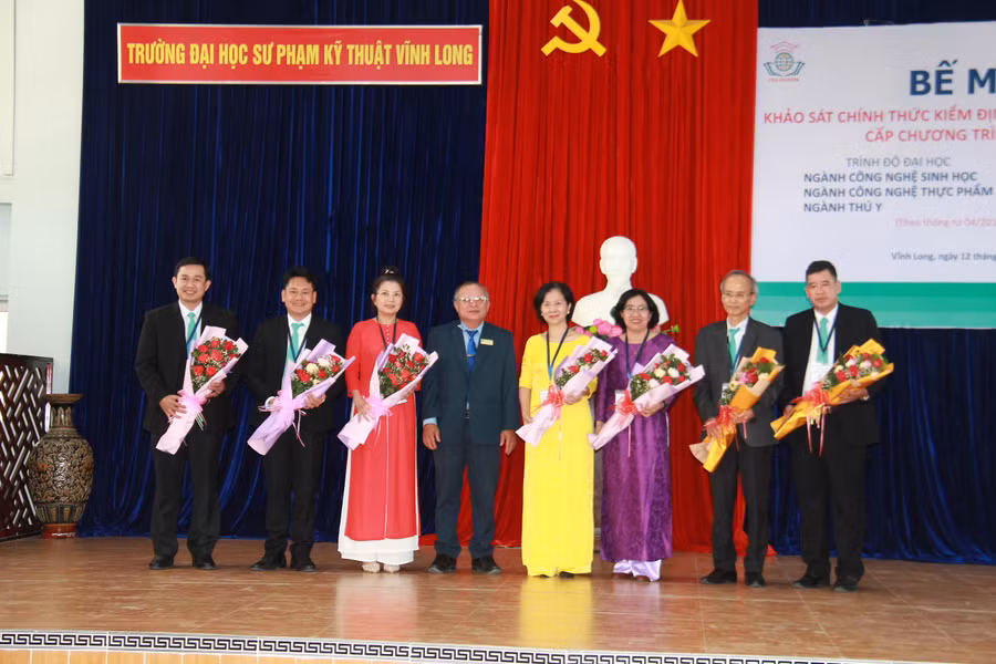 Lãnh đạo nhà trường tặng hoa các đại biểu. Lãnh đạo nhà trường tặng hoa các đại biểu.