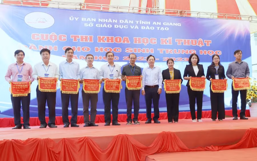 Ban tổ chức tặng cờ lưu niệm đến các đơn vị tham gia cuộc thi. Ban tổ chức tặng cờ lưu niệm đến các đơn vị tham gia cuộc thi.