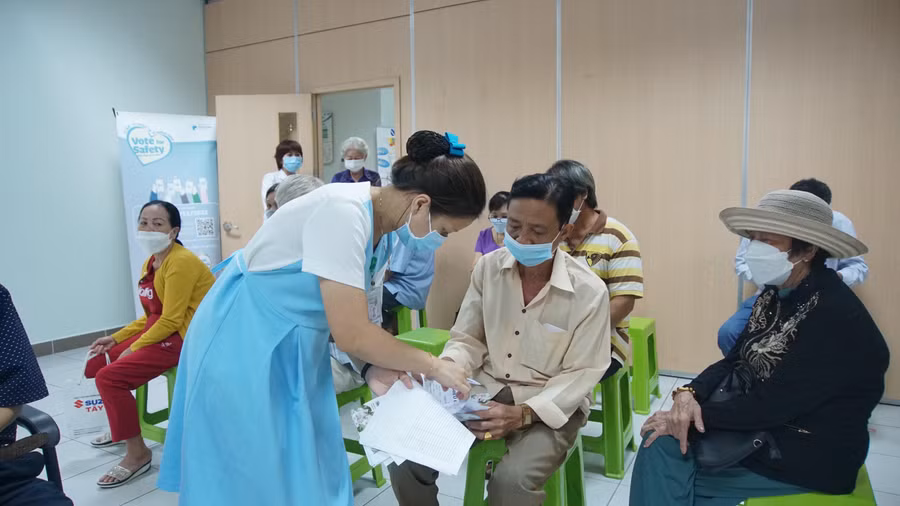 Nghị quyết ban hành nhằm tạo đội ngũ nhân viên y tế tỉnh đủ về số lượng, đáp ứng yêu cầu chăm sóc, bảo vệ và nâng cao sức khỏe nhân dân. Nghị quyết ban hành nhằm tạo đội ngũ nhân viên y tế tỉnh đủ về số lượng, đáp ứng yêu cầu chăm sóc, bảo vệ và nâng cao sức khỏe nhân dân.