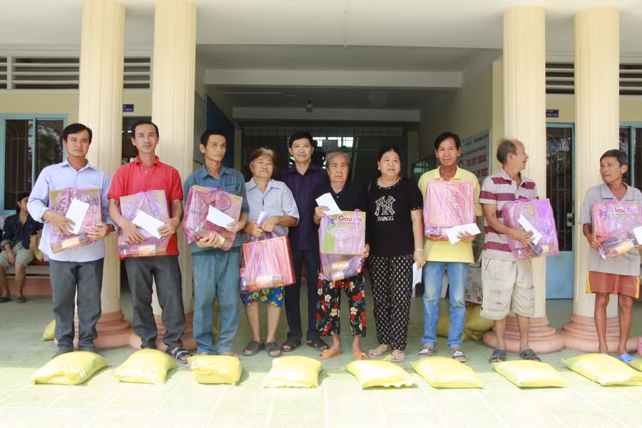 Chính quyền địa phương hỗ trợ người dân bị ảnh hưởng bởi sạt lở.