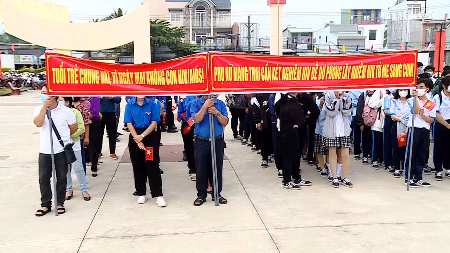 Các bạn trẻ Vĩnh Long tham gia tuyên truyền phòng chống HIV/AIDS năm 2022. Các bạn trẻ Vĩnh Long tham gia tuyên truyền phòng chống HIV/AIDS năm 2022.