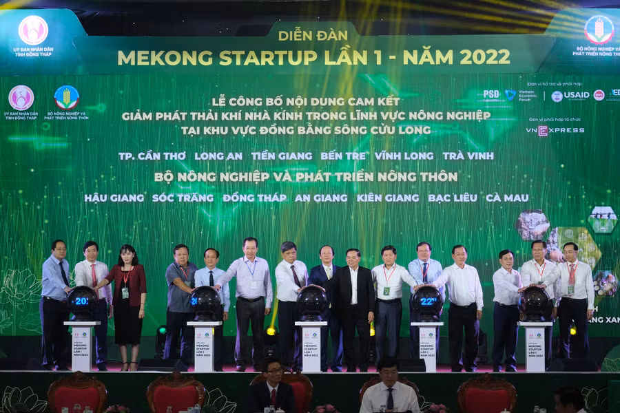 Đại biểu thực hiện nghi thức Cam kết giảm phát thải khí nhà kính trong lĩnh vực nông nghiệp tại khu vực ĐBSCL.