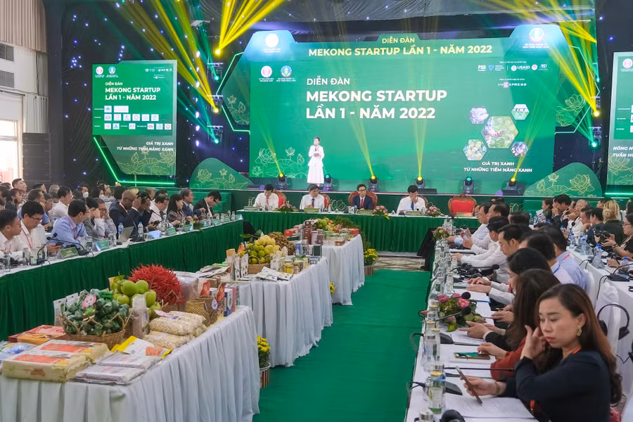 Quang cảnh diễn đàn. Quang cảnh diễn đàn.