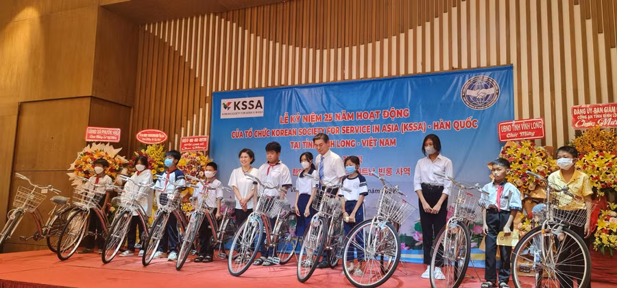 Tổ chức KSSA trao 30 chiếc đạp và 35 suất học bổng cho học sinh nghèo vượt khó học giỏi.