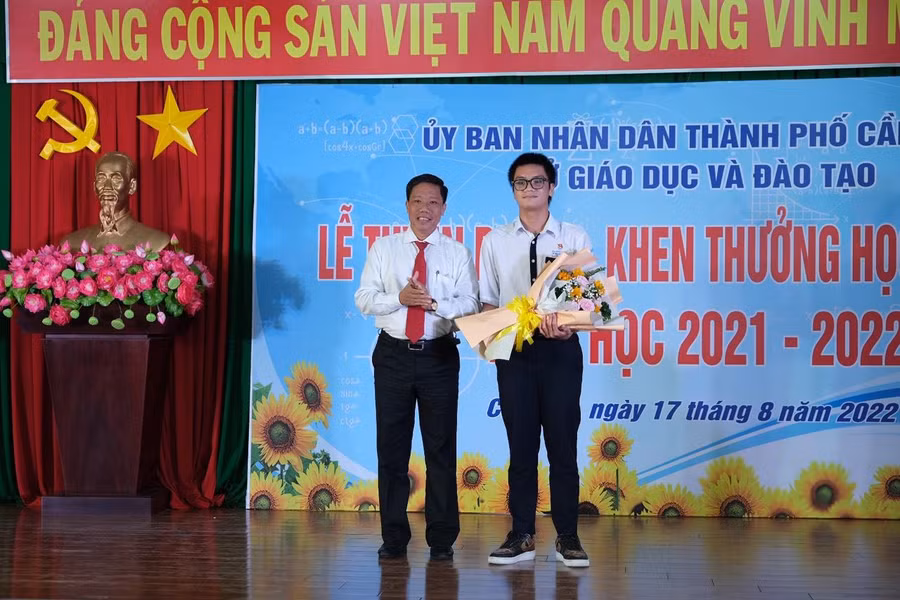 Đỗ Trọng Phước Nguyên, học sinh Trường THPT Chuyên Lý Tự Trọng (TP Cần Thơ) được lãnh đạo thành phố tặng hoa khen thưởng chúc mừng sau khi đạt Huy chương Đồng Olympic Sinh học.