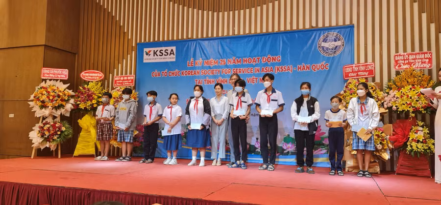 Trao học bổng cho học sinh.