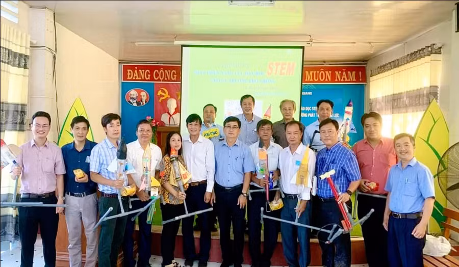 Các nhóm chụp ảnh lưu niệm với sản phẩm thiết kế chủ đề dạy học STEM