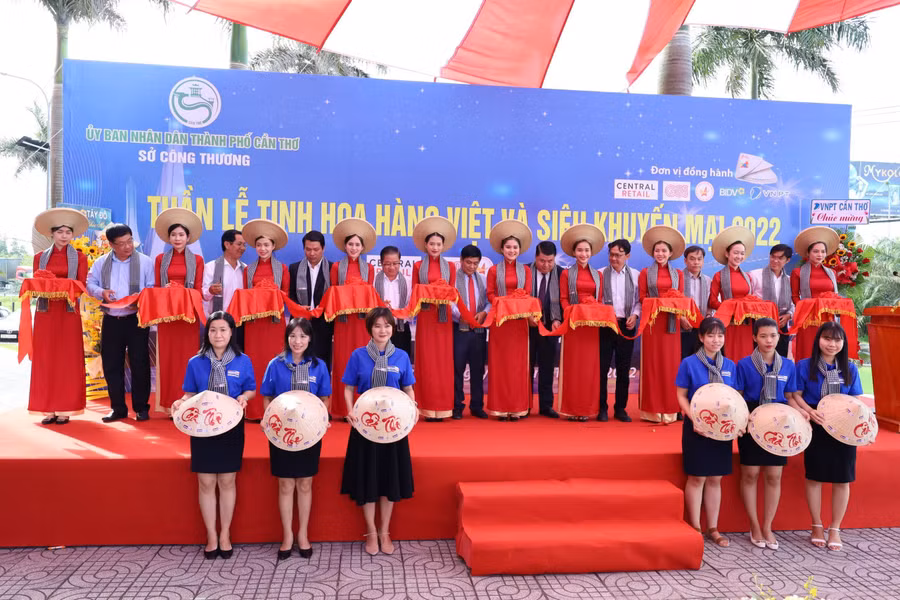 Các đại biểu cắt băng khai mạc chương trình.