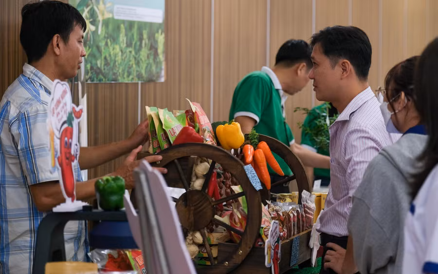 Đại biểu tham quan một quầy trưng bày sản phẩm dự thi.