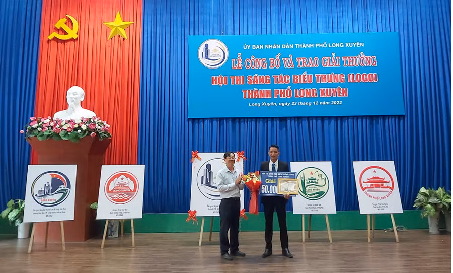BTC trao giải nhất Hội thi sáng tác biểu trưng (logo) thành phố Long Xuyên.