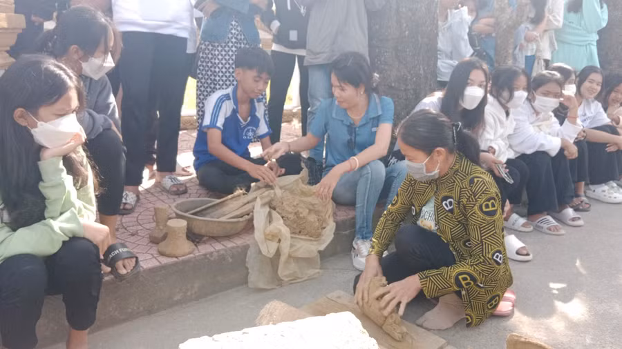 Học sinh dân tộc được tư vấn định hướng nghề nghiệp. Học sinh dân tộc được tư vấn định hướng nghề nghiệp.