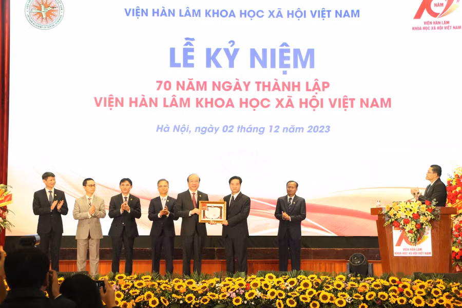 Nhân dịp kỷ niệm 70 năm ngày thành lập, Viện Hàn lâm Khoa học Xã hội Việt Nam được đón nhận Huân chương Hữu nghị của Nhà nước Cộng hòa Dân chủ Nhân dân Lào trao tặng. 