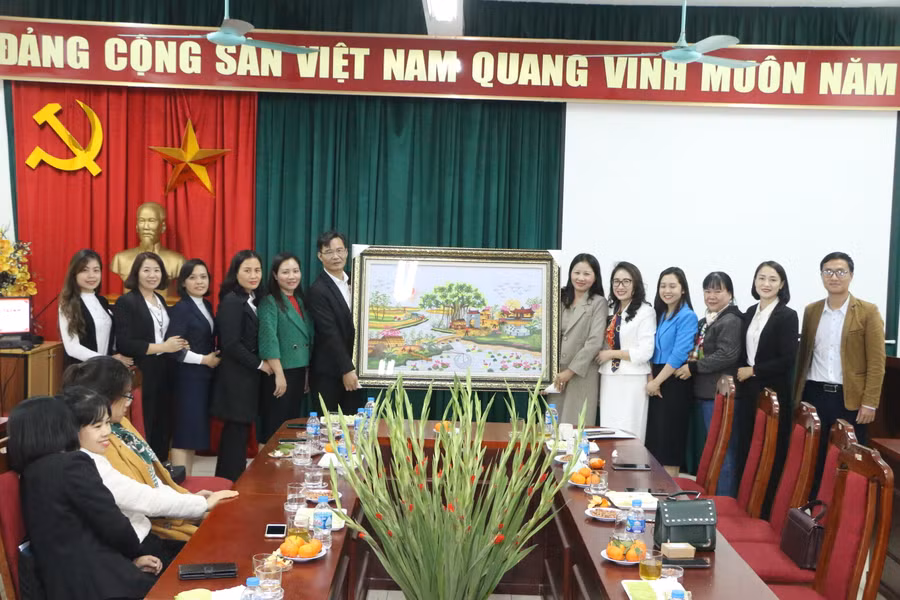 Đại diện các nhà trường THCS Sơn Công, THCS Hòa Nam (huyện Ứng Hòa) tặng quà lưu niệm Trường THCS Thịnh Liệt, quận Hoàng Mai. Đại diện các nhà trường THCS Sơn Công, THCS Hòa Nam (huyện Ứng Hòa) tặng quà lưu niệm Trường THCS Thịnh Liệt, quận Hoàng Mai.