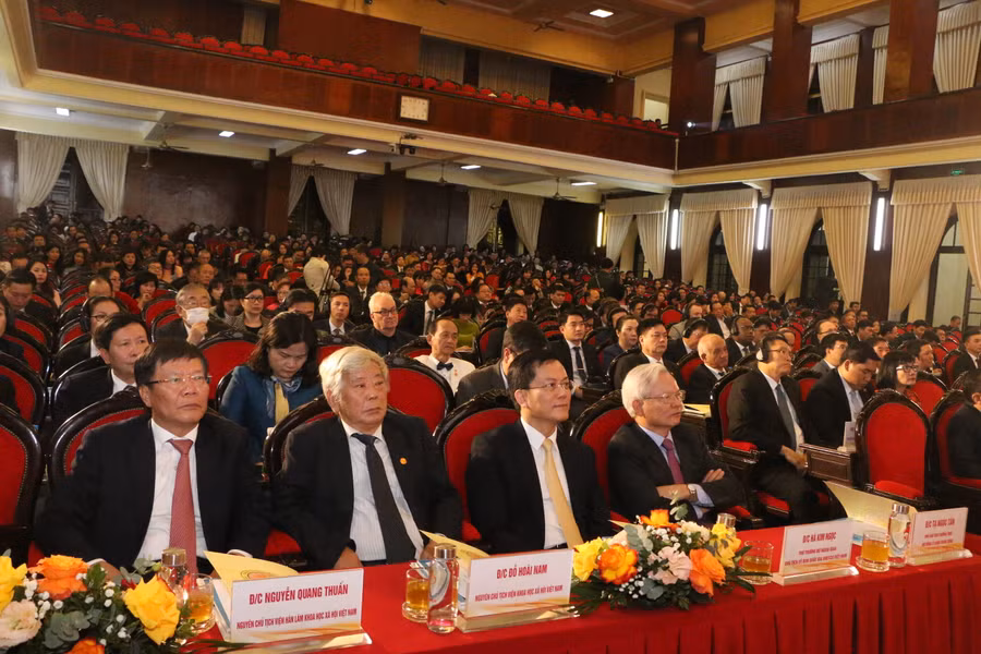 Nhiều thế hệ lãnh đạo, nguyên lãnh đạo của Viện Hàn lâm Khoa học Xã hội Việt Nam và đông đảo khách mời đến dự buổi lễ.