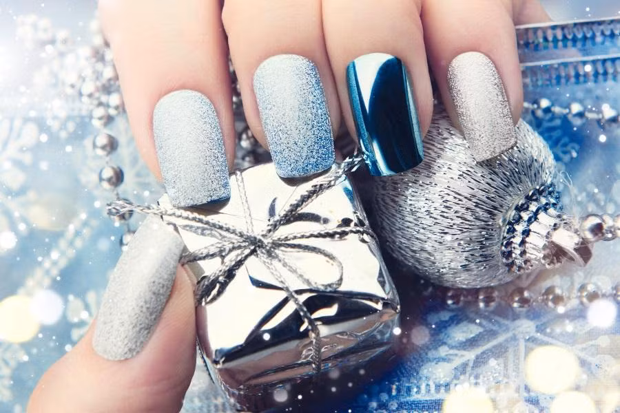 Nail Giáng sinh sáng tạo cùng sắc xanh và kim tuyến lấp lánh.