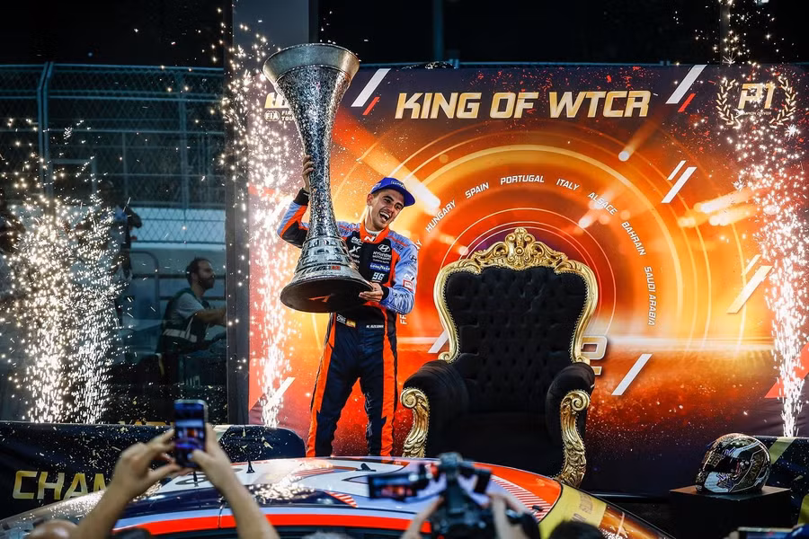 Tay đua Mikel Azcona nâng cao chiếc cup vô địch cùng chiếc xe đua Elantra N TCR