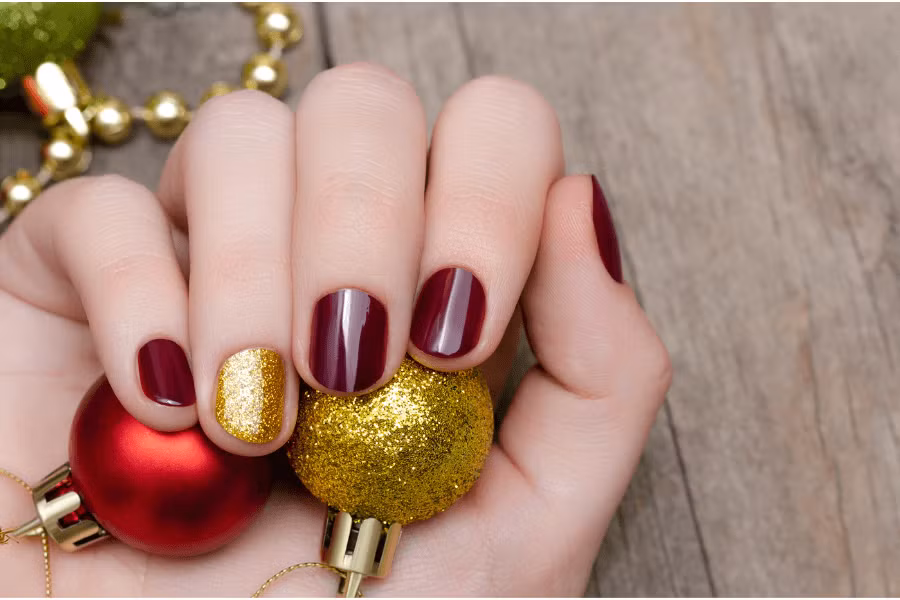 Nail Noel pha trộn của màu vàng đính thêm kim tuyến lấp lánh.