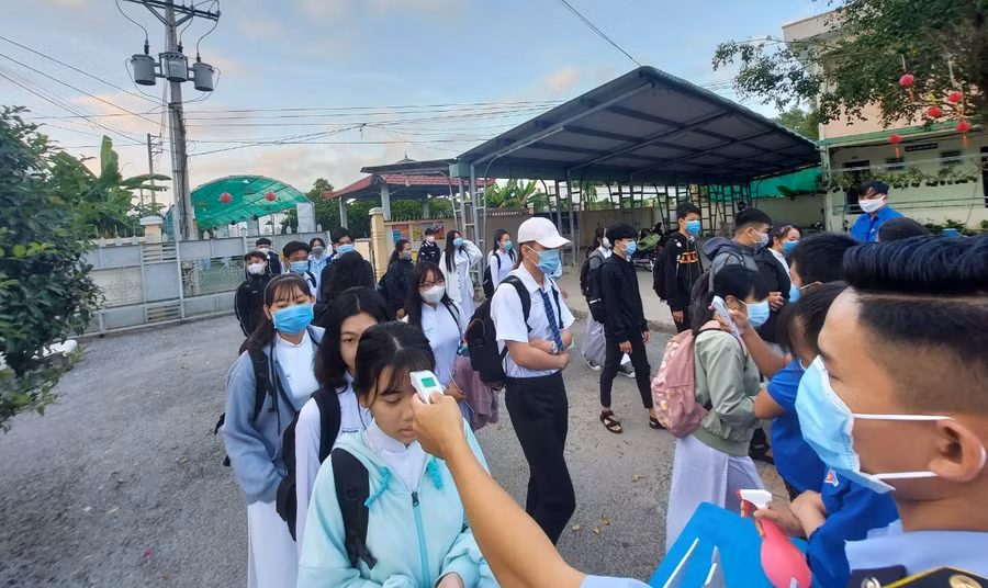 Đo thân nhiệt HS trước khi vào trường.