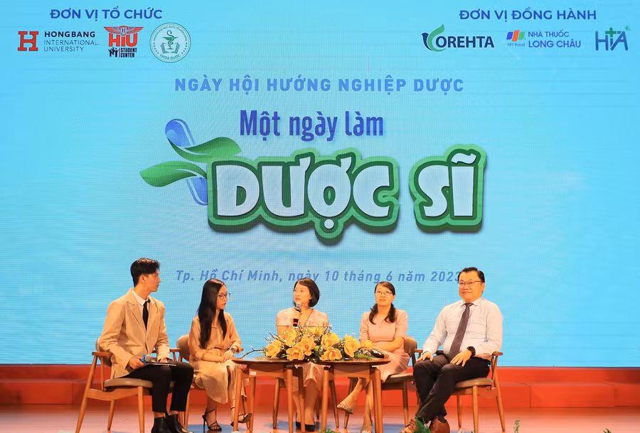 Các diễn giả tại buổi hội thảo Ngày hội Hướng nghiệp Dược.