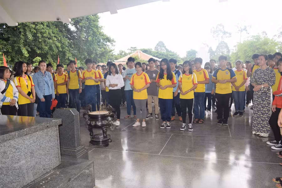Học sinh Đồng Tháp viếng Mộ cụ Phó bảng Nguyễn Sinh Sắc