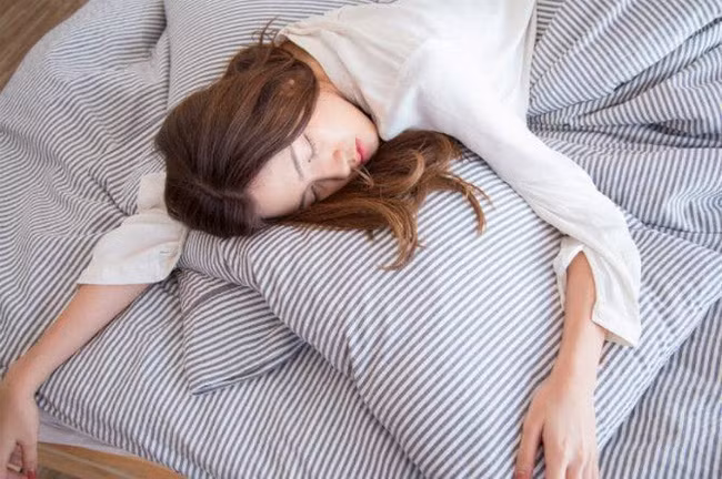 Hậu quả nghiêm trọng của việc hôm nào cũng cố thức khuya hoặc không ngủ đủ giấc, ai biết rồi cũng giật mình thấy sợ - Ảnh 3.