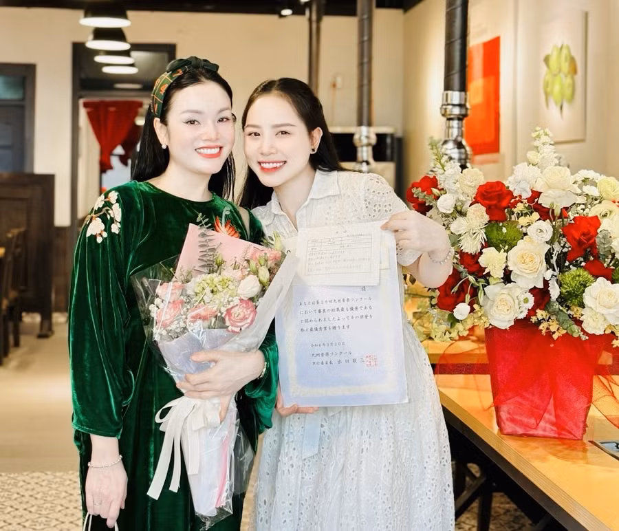 Tuyết Ánh và cô giáo - NSƯT Tân Nhàn. (Ảnh: NVCC)