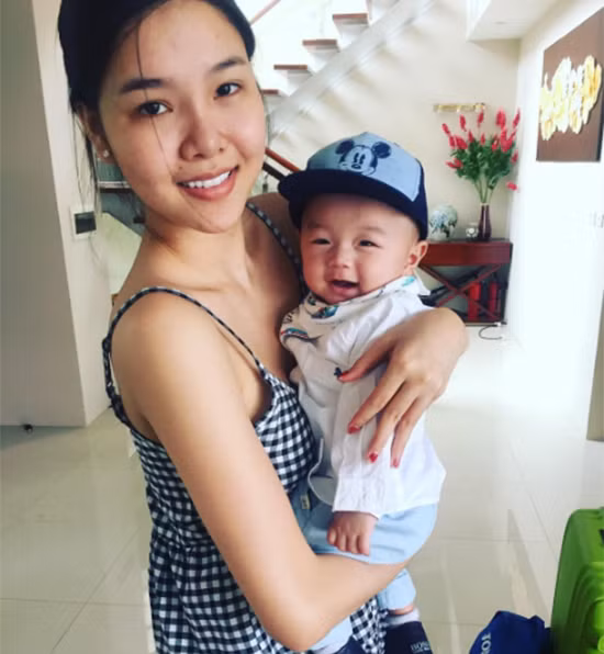 mac-hong-quan-ky-han-selfie-hon-nhau-duoi-nuoc