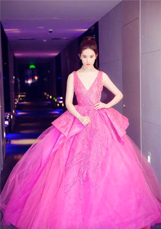 my-nhan-hoa-ngu-lo-nhan-sac-thieu-photoshop-12