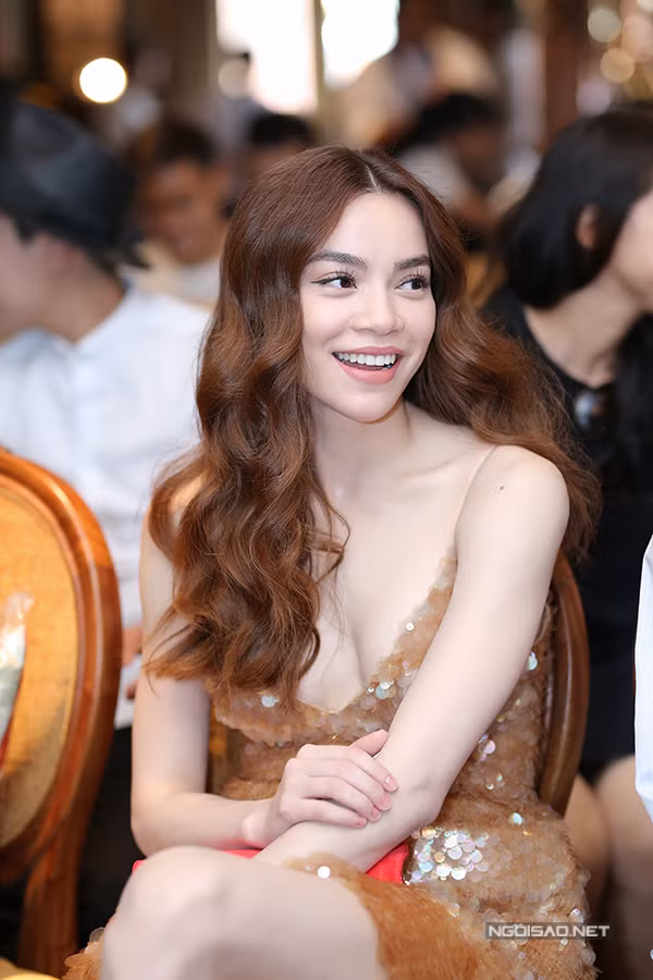 Hồ Ngọc Hà chia sẻ, cô đang rất hào hứng với chuyến đi này. Nữ ca sĩ kể, cô sinh ra ở Huế, đến khoảng 6 tuổi thì được bố mẹ đưa về Quảng Bình sống. Cô sống ở đây vài năm thì ra Hà Nội học, đến khi học xong lại vào Sài Gòn lập nghiệp. Mỗi năm, Hồ Ngọc Hà đều về Quảng Bình thăm họ hàng, hoặc đi làm từ thiện. Tuy nhiên, cô chưa có dịp đi thăm thú cảnh đẹp của quê hương. ho-ngoc-ha-sexy-voi-vay-6000-usd-di-su-kien-3