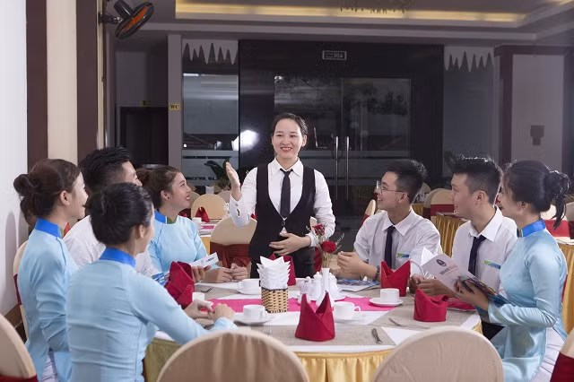 Sinh viên ngành du lịch trường đại học Văn Hiến đang thực hành tại một khách sán 5 sao