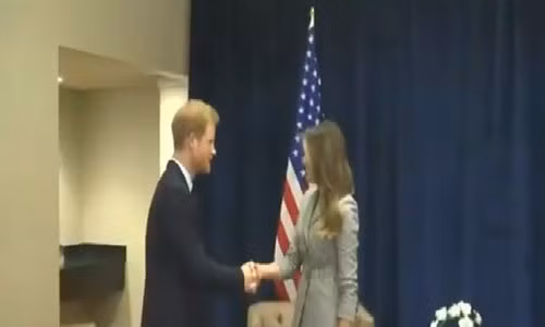 Ngôn ngữ cơ thể khi Hoàng tử Harry tiếp xúc với bà Trump&nbsp;