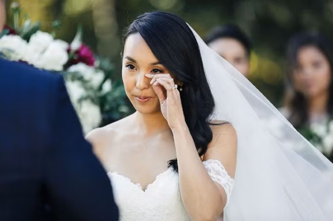 Cô dâu không ngăn nổi dòng nước mắt vì xúc động trước lời thề từ chú rể. Cô dâu không ngăn nổi dòng nước mắt vì xúc động trước lời thề từ chú rể.