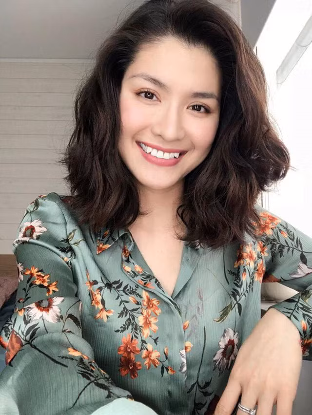 Sau này, cô còn tiếp tục ghi dấu ấn với vai nhà văn Đông Bích trong bộ phim “Vòng nguyệt quế” và vai Lim trong phim “Phía cuối cầu vồng”.