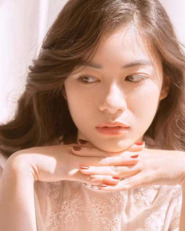  Cô sở hữu vẻ đẹp tự nhiên, rất ăn ảnh dù ở bất cứ góc máy nào. Nhiều người nhận xét rằng Vi có gương mặt điện ảnh. 