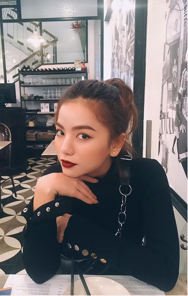 Cô sở hữu gương mặt khả ái và vóc dáng cân đối. Nữ diễn viên không muốn bó buộc trong bất kỳ phong cách nào. Cô sở hữu gương mặt khả ái và vóc dáng cân đối. Nữ diễn viên không muốn bó buộc trong bất kỳ phong cách nào.